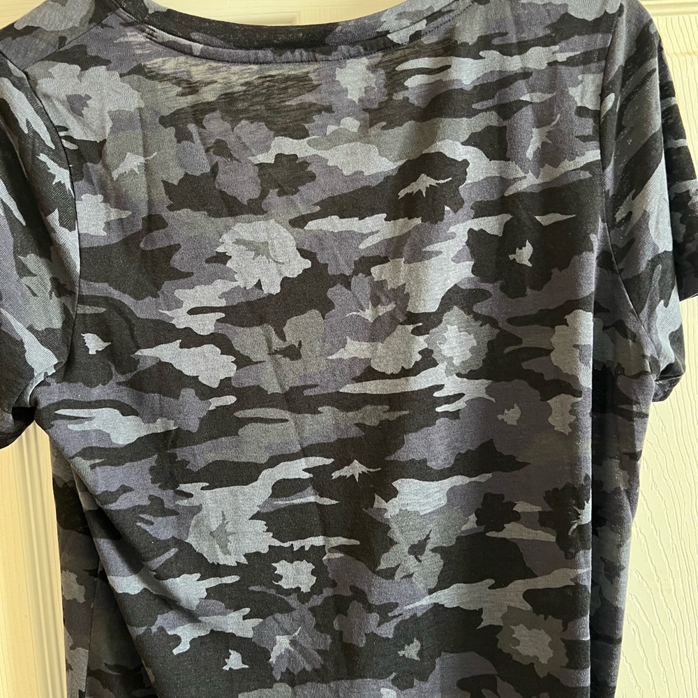Athleta Camo Breezy V-Neck Tee 22$ L - Picture 4 of 4